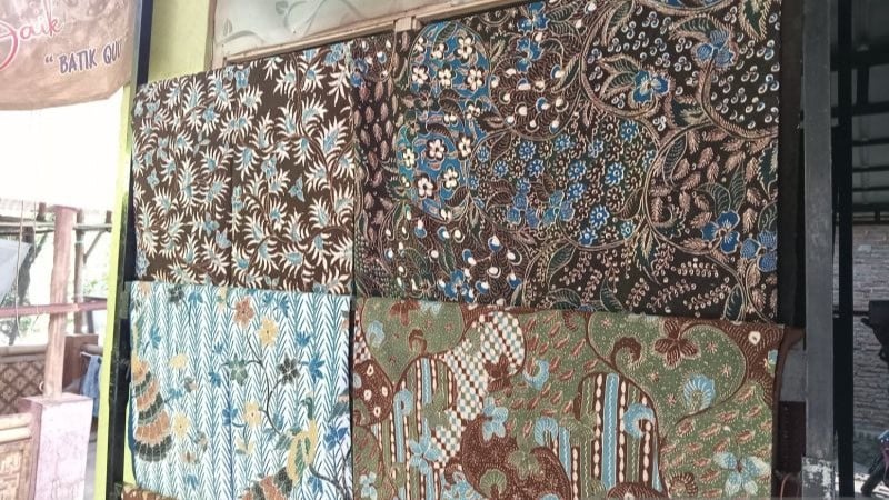 Seorang pekerja menggoreskan canting pada kain batik dengan pewarna alami di Desa Ciwaringin, Cirebon, Jawa Barat.