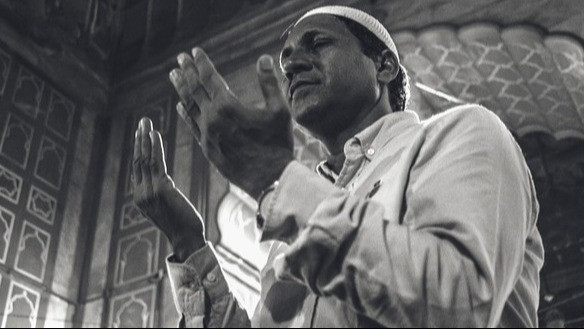 Ilustrasi orang tua membaca ijazah amalan agar kabulkan hajat dikaruniai anak dan aliran rezeki