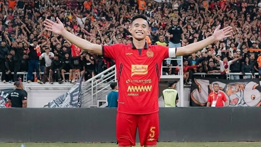 Pemain Timnas Indonesia, Rizky Ridho (kiri) saat memperkuat Persija Jakarta