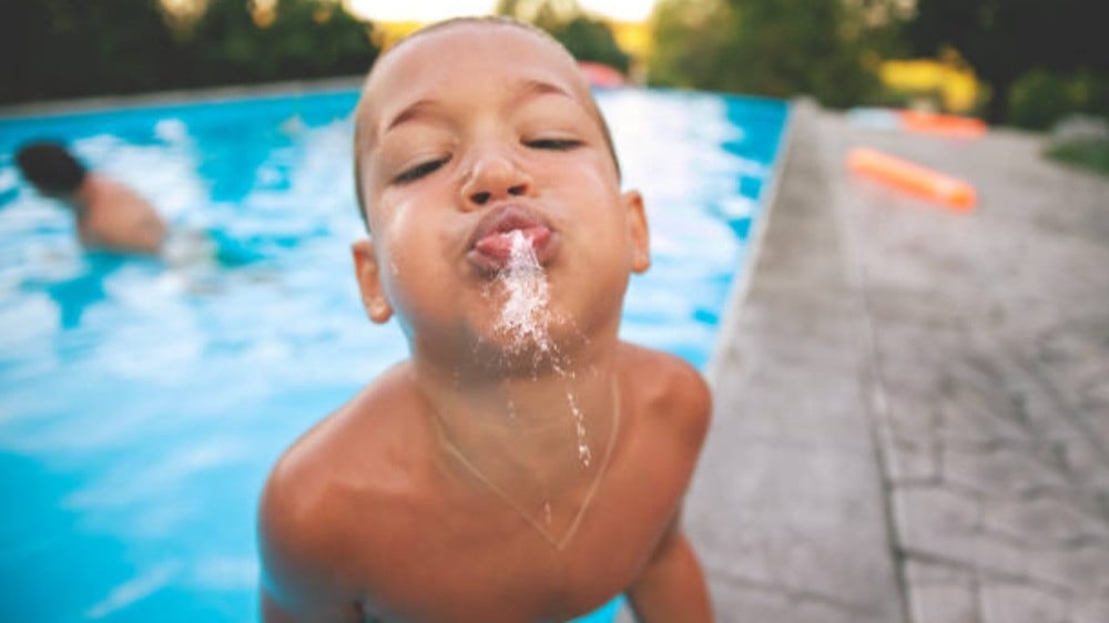 Ilustrasi anak kecil buang ludah sembarangan di tempat kolam renang