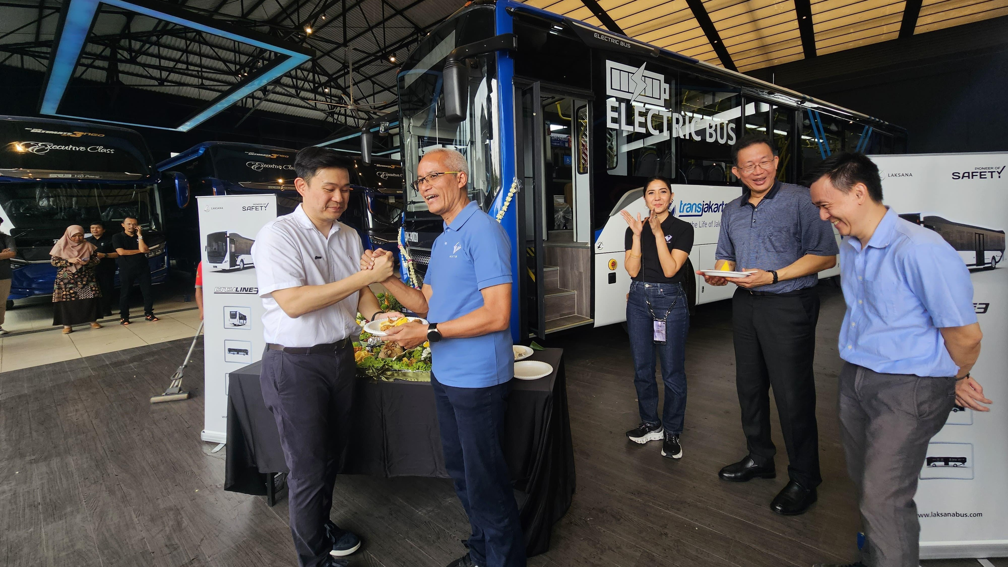 PT Laksana Bus Manufaktur, PT Sinar Jaya Megah Langgeng (“Sinar Jaya”), dan PT VKTR Teknologi Mobilitas Tbk (“VKTR”) dengan bangga mengumumkan pengiriman perdana bus listrik untuk armada TransJakarta.