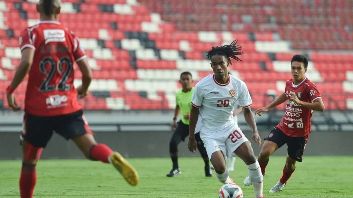 Pemain Timnas Indonesia Ronaldo Kwateh menguasai bola melewati pesepak bola Bali United Maori Ananda Yves (kanan) dan Novri Setiawan (kiri) saat latih tanding di Stadion Kapten I Wayan Dipta, Gianyar, Bali, Selasa (3/12/2024).