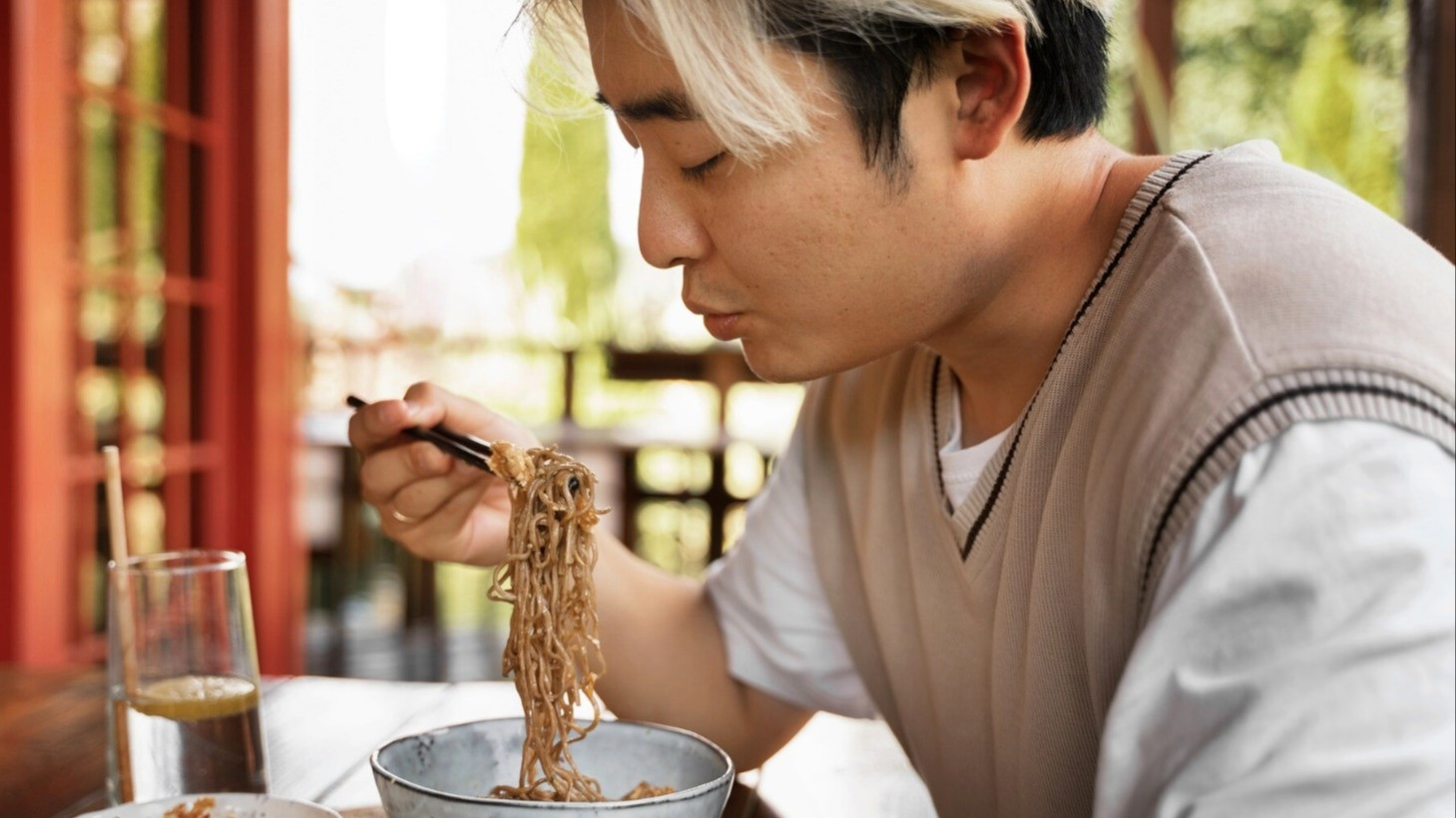 Ilustrasi - Orang Jepang makan mie