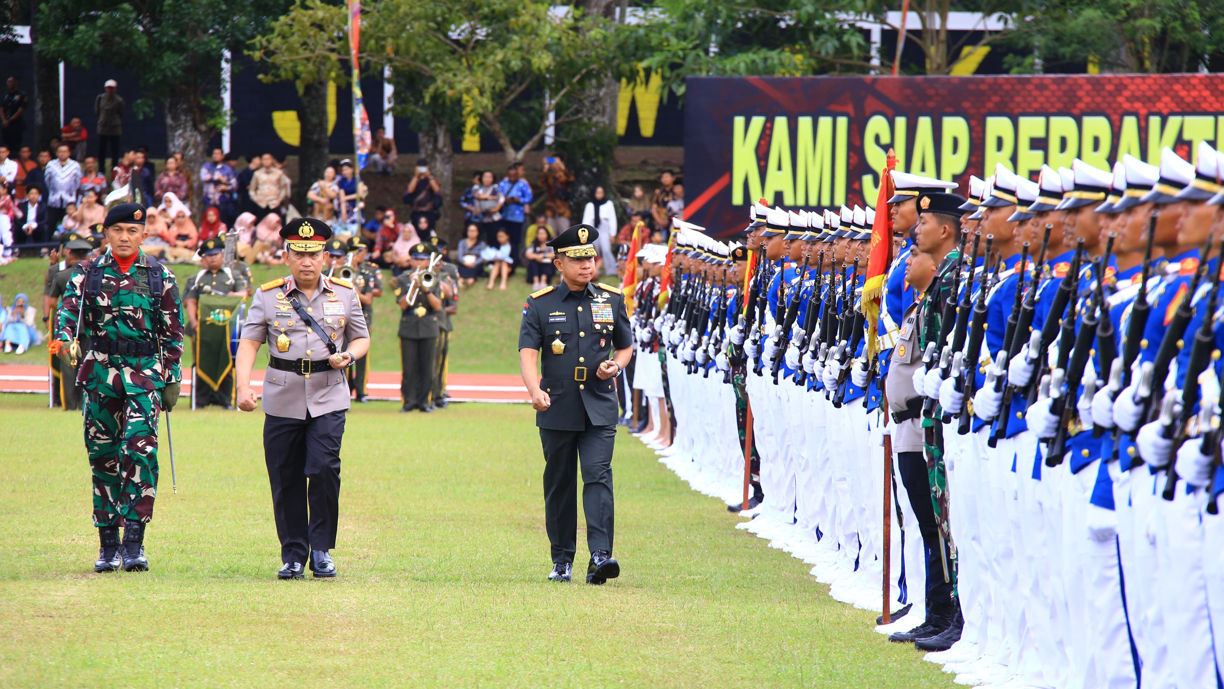 Kapolri Jenderal Pol. Listyo Sigit Prabowo dan Panglima TNI Jenderal Agus Subiyanto memimpin Wisuda Prabhatar 2024 Akademi Kepolisian dan Akademi TNI