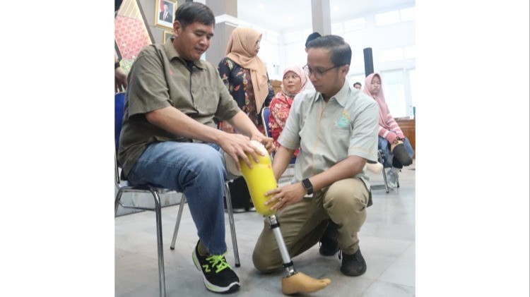 Peringati Hari Disabilitas Internasional, Bank Indonesia Salurkan Bantuan Kaki Palsu di Garut