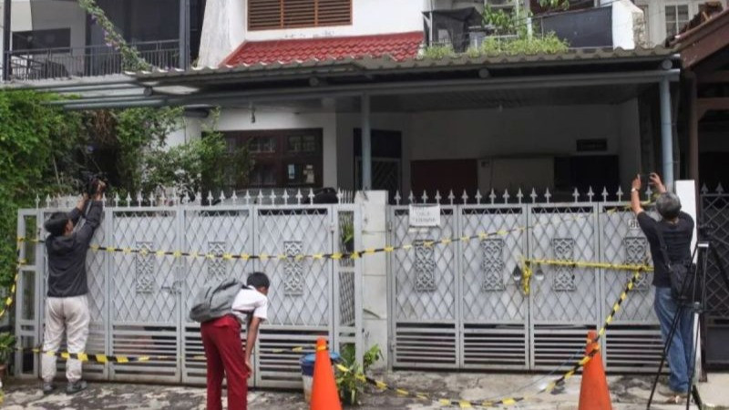 Lokasi anak bunuh ayah dan neneknya di Perumahan Bona Indah, Lebak Bulus, Jakarta, Senin (2/12).