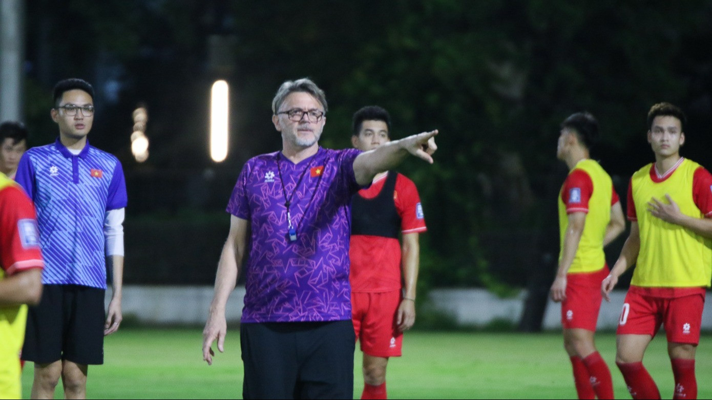 Philippe Troussier saat memimpin latihan Timnas Vietnam