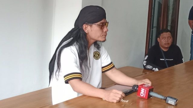 Pendakwah Miftah Maulana Habiburrahman yang akrab disapa Gus Miftah menggelar konferensi pers di Ponpes Ora Aji, Sleman, Daerah Istimewa Yogyakarta, Jumat (6/12).