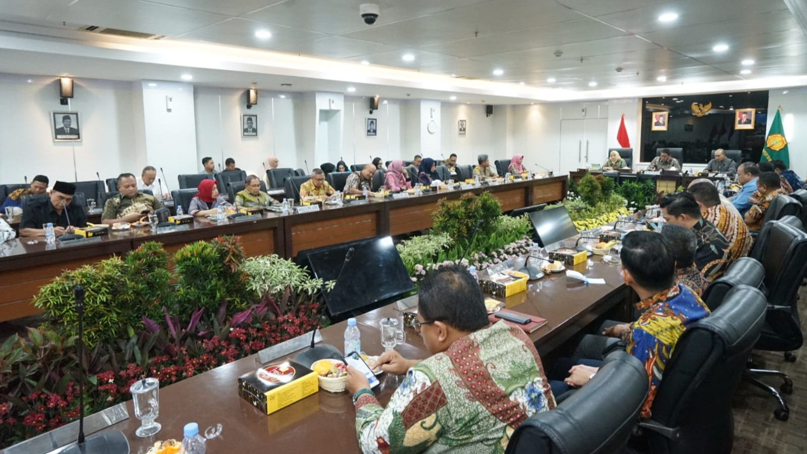 Wakil Menteri Pertanian (Wamentan), Sudaryono menerima audiensi dengan Dewan Perwakilan Rakyat Daerah (DPRD) Provinsi Jawa Tengah (Jateng) di Kantor Pusat Kementerian Pertanian.