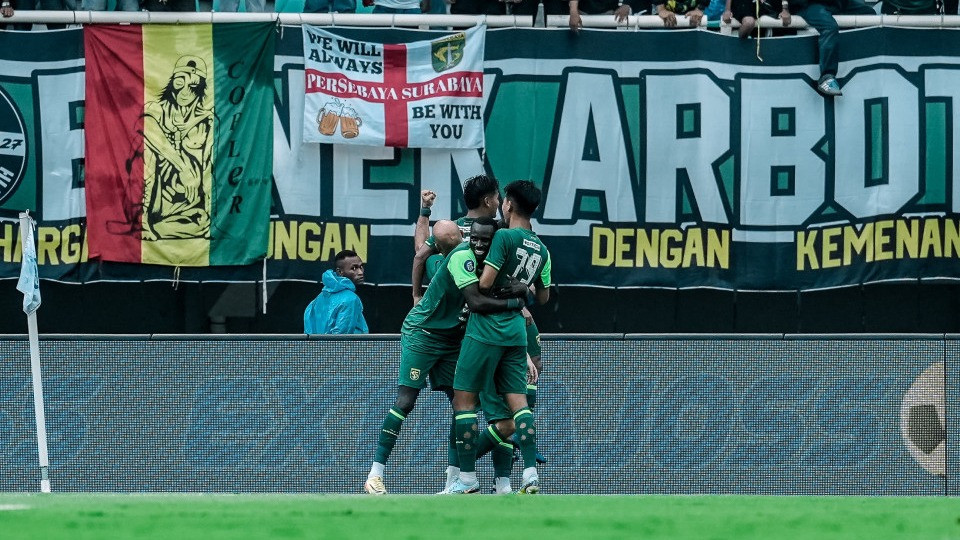 Persebaya Surabaya Menang 3-2 atas Arema FC, Uston Nawawi Senang dengan Gol Menit Terakhir Bajul Ijo
            - galeri foto