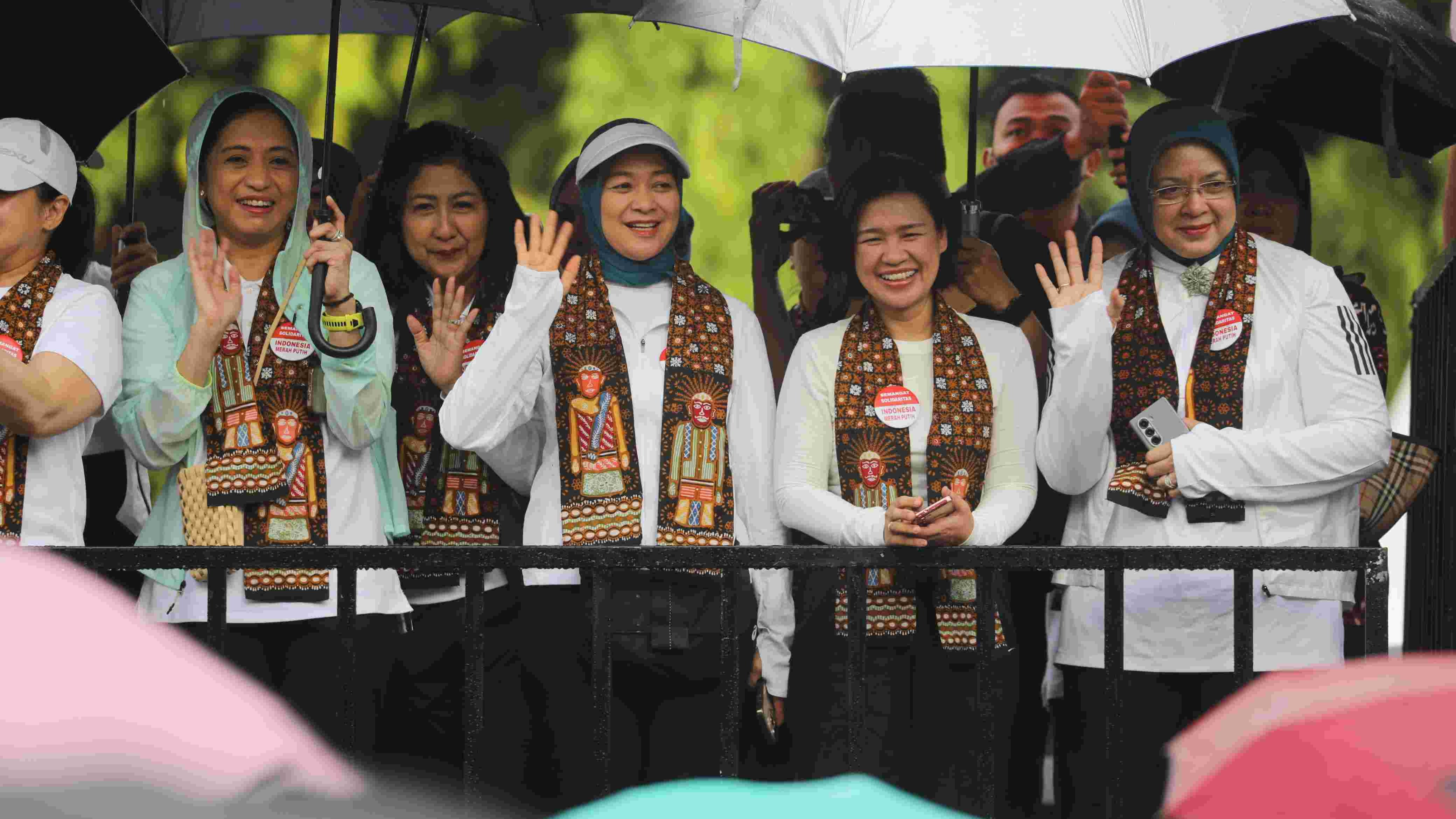 Puluhan ribu kader Pemberdayaan Kesejahteraan Keluarga (PKK) yang memadati kawasan Monumen Nasional (Monas), Jakarta Pusat, untuk mengikuti kegiatan Fun Run dan Fun Walk, Minggu pagi.