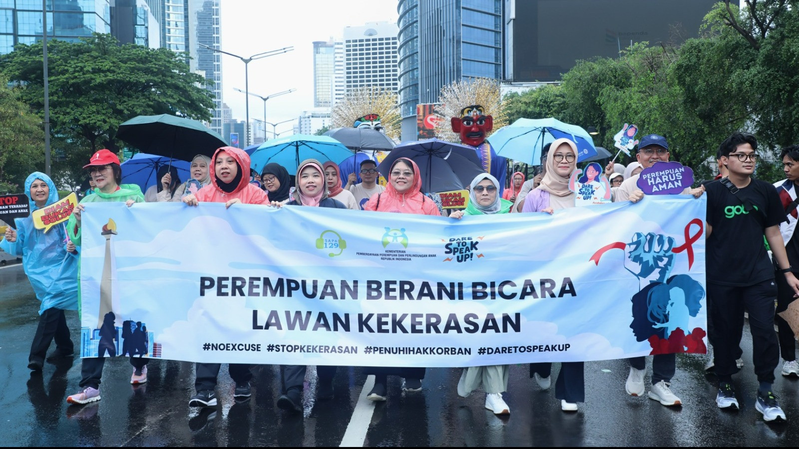 MenPPPA Arifatul Choiri Fauzi melakukan aksi Kampanye  Dare to Speak Up  di kawasan Sudirman, Jakarta Pusat saat hari bebas kendaraan (Car Free Day), Minggu (7/12/2024).