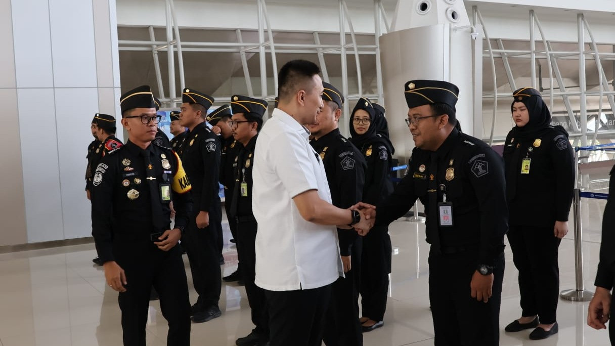 Kantor Imigrasi Kelas 1 Khusus TPI Surabaya menunjukkan komitmen penuh untuk memastikan kelancaran, keamanan, dan ketertiban arus lalu lintas perlintasan internasional, khususnya di Bandara Internasional Juanda Terminal 2 (T2).