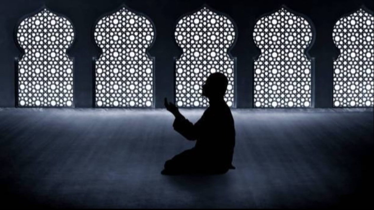 Ilustrasi berdoa setelah shalat Subuh di jam 7 pagi