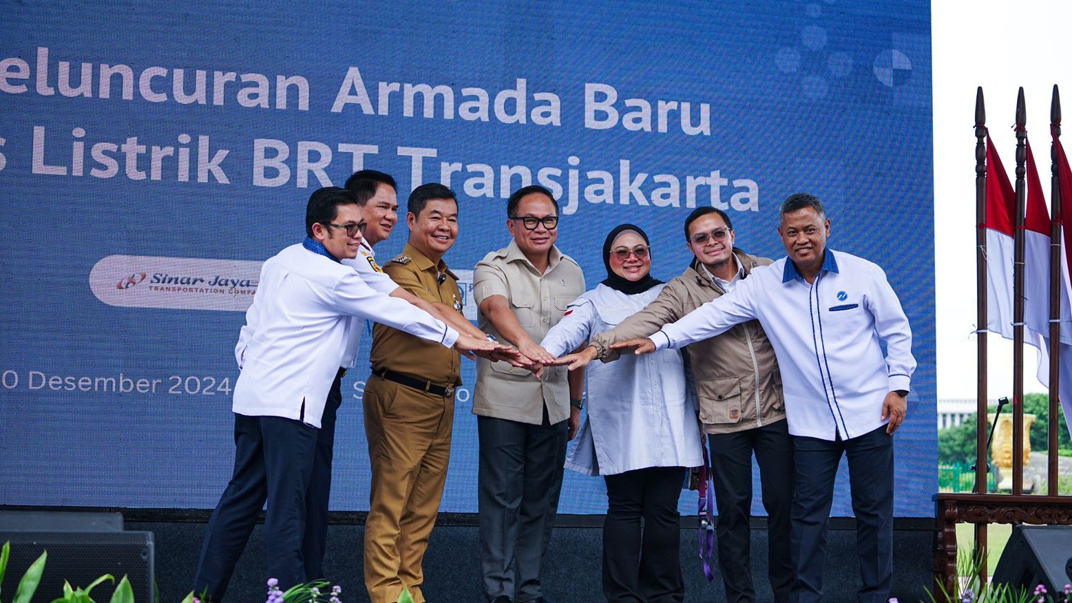 Pj Gubernur Provinsi DKI Jakarta Teguh Setyabudi, Dirut Transjakarta Welfizon Yuza, serta Jajaran Direksi Transjakarta, dalam acara Peluncuran Armada Baru Bus Listrik BRT Transjakarta di Monas, Selasa (10/12/2024)