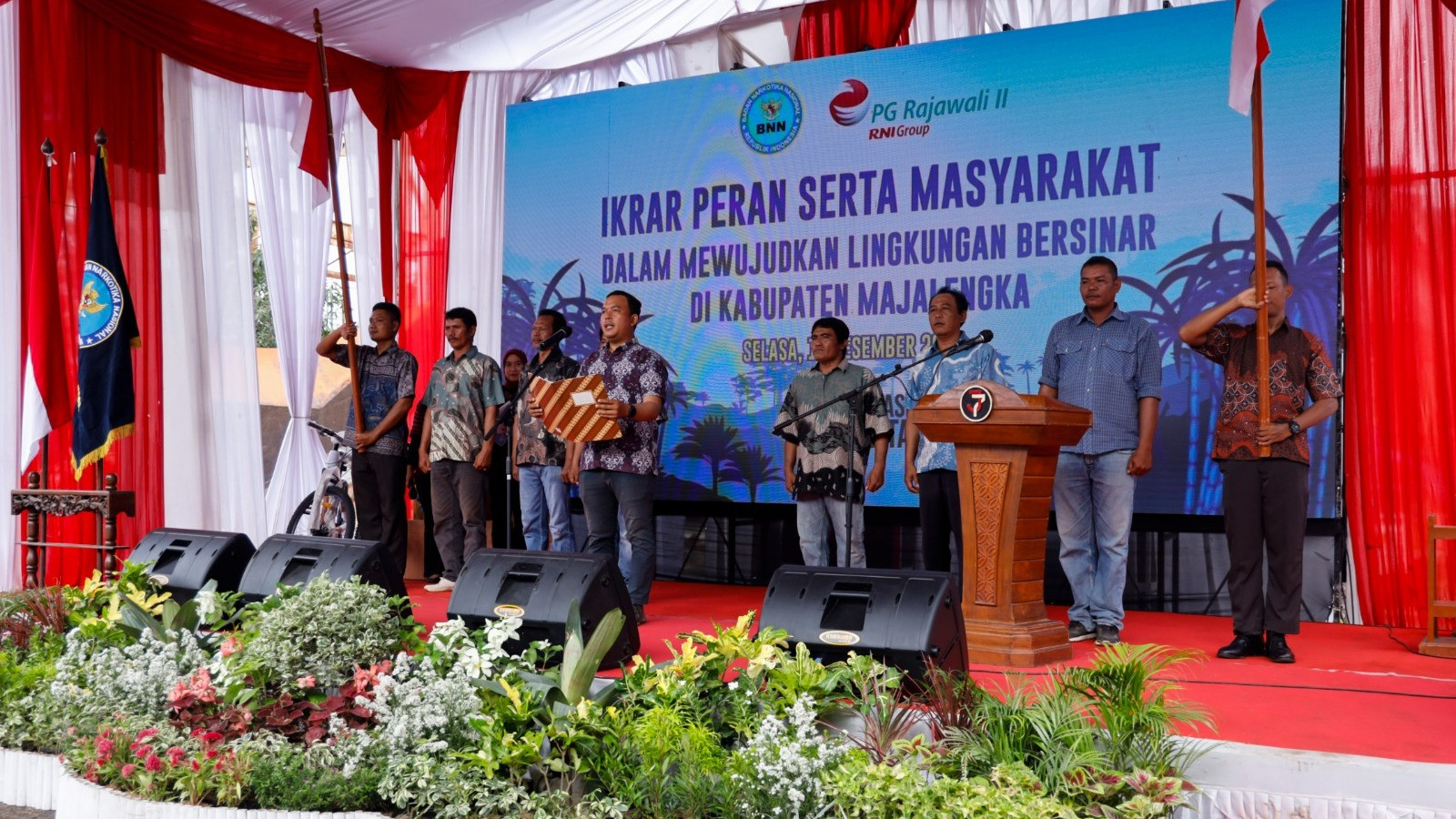 Komitmen Jalani Hidup Sehat Tanpa Narkoba, 250 Petani Tebu Ikrar Anti Narkoba
            - galeri foto