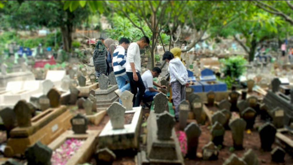 Ilustrasi kondisi kuburan atau makam pakai paving block, cor, dan batu nisan