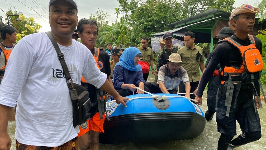 Khofifah Indar Parawansa Tinjau Langsung Lokasi Banjir di Jombang