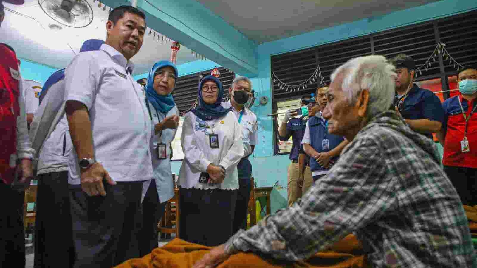 Penjabat (Pj.) Gubernur DKI Jakarta Teguh Setyabudi meninjau lokasi pengungsi warga terdampak kebakaran permukiman Kemayoran yang berlokasi di SDN Kebon Kosong 09, Jakarta Pusat, pada Rabu (11/12).