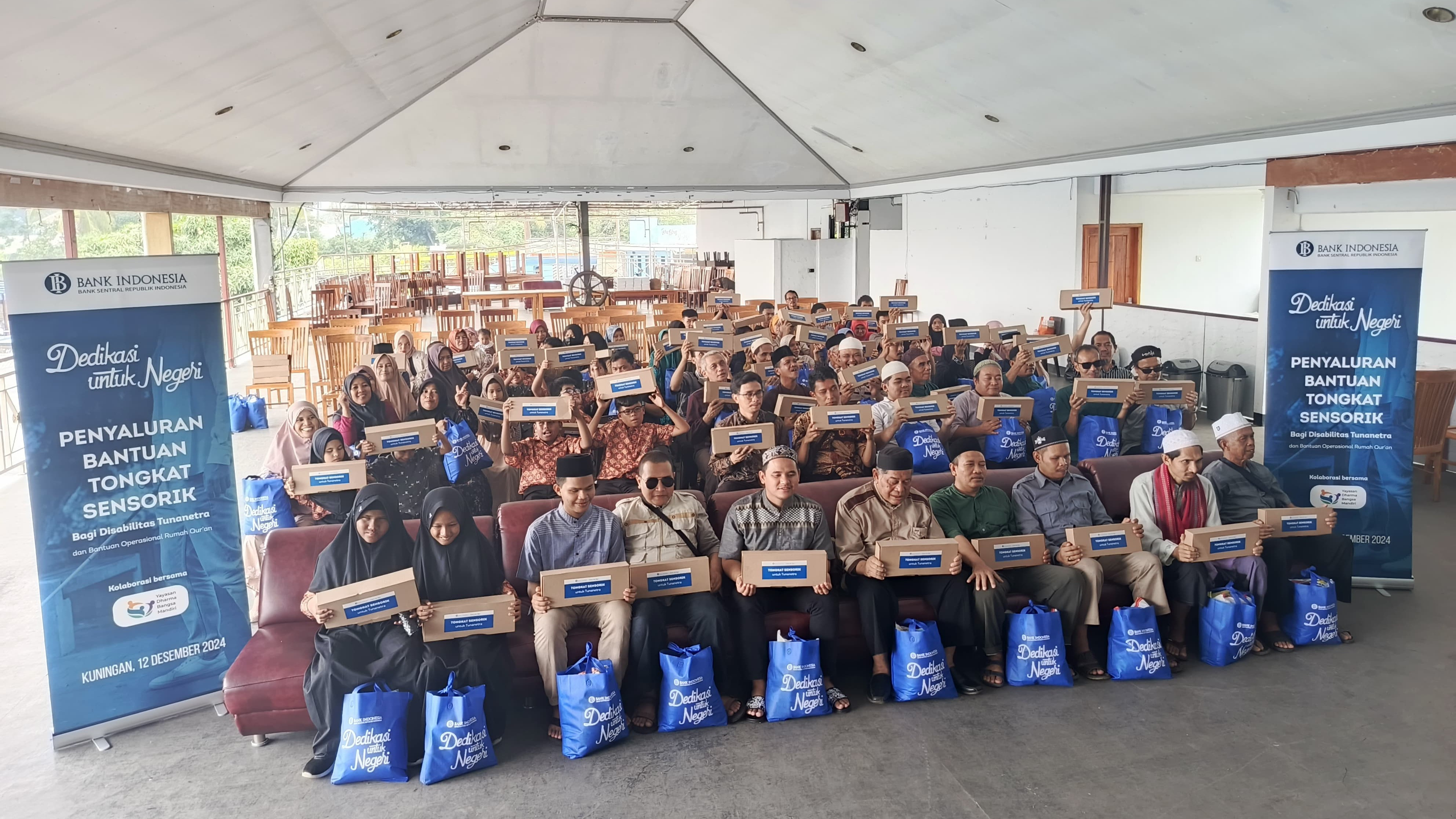 Sebanyak 70 orang penyandang tunanetra di Kuningan, Jawa Barat mendapat bantuan tongkat sensorik dari Yayasan Dharma Bangsa Mandiri dan Bank Indonesia, pada Kamis (12/12/2024).
