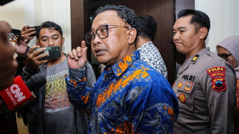 Anggota Komisioner Komisi Kepolisian Nasional (Kompolnas) Muhammad Choirul Anam (tengah) di Mapolda Polda Jateng, Semarang, Jawa Tengah, Senin (9/12/2024).