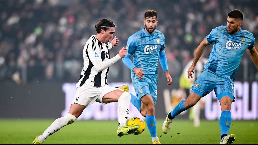 Dusan Vlahovic bertengkar dengan ultras usai Juventus bermain imbang 2-2 melawan Venezia