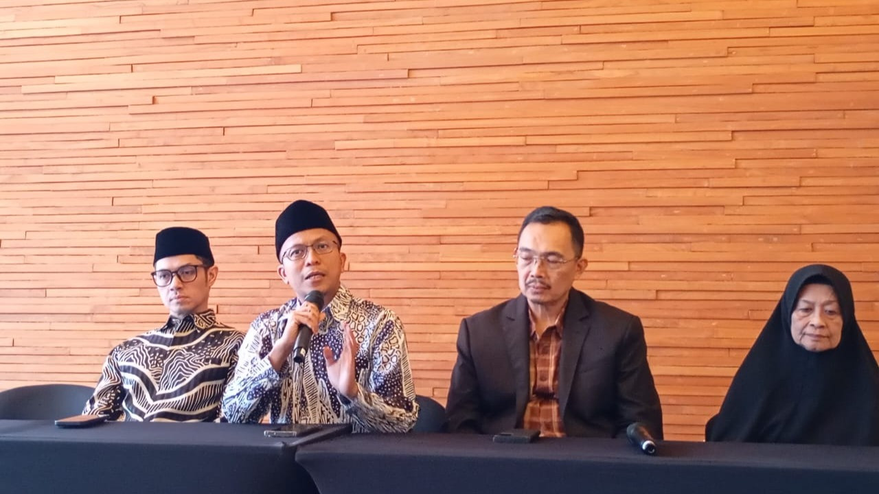 Ustaz Fatih Karim (sebelah kiri Dude Harlino)