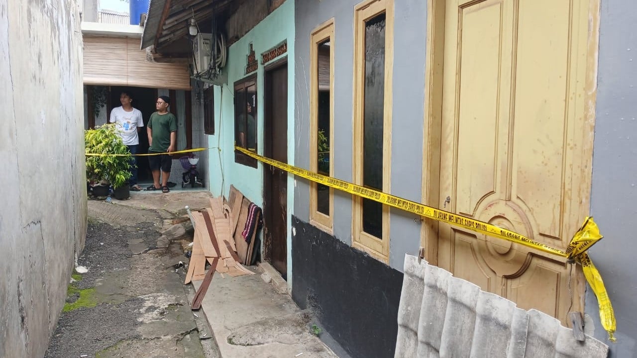 Rumah satu keluarga diduga tewas bunuh diri di Ciputat Timur, Tangerang Selatan dipasangi garis polisi