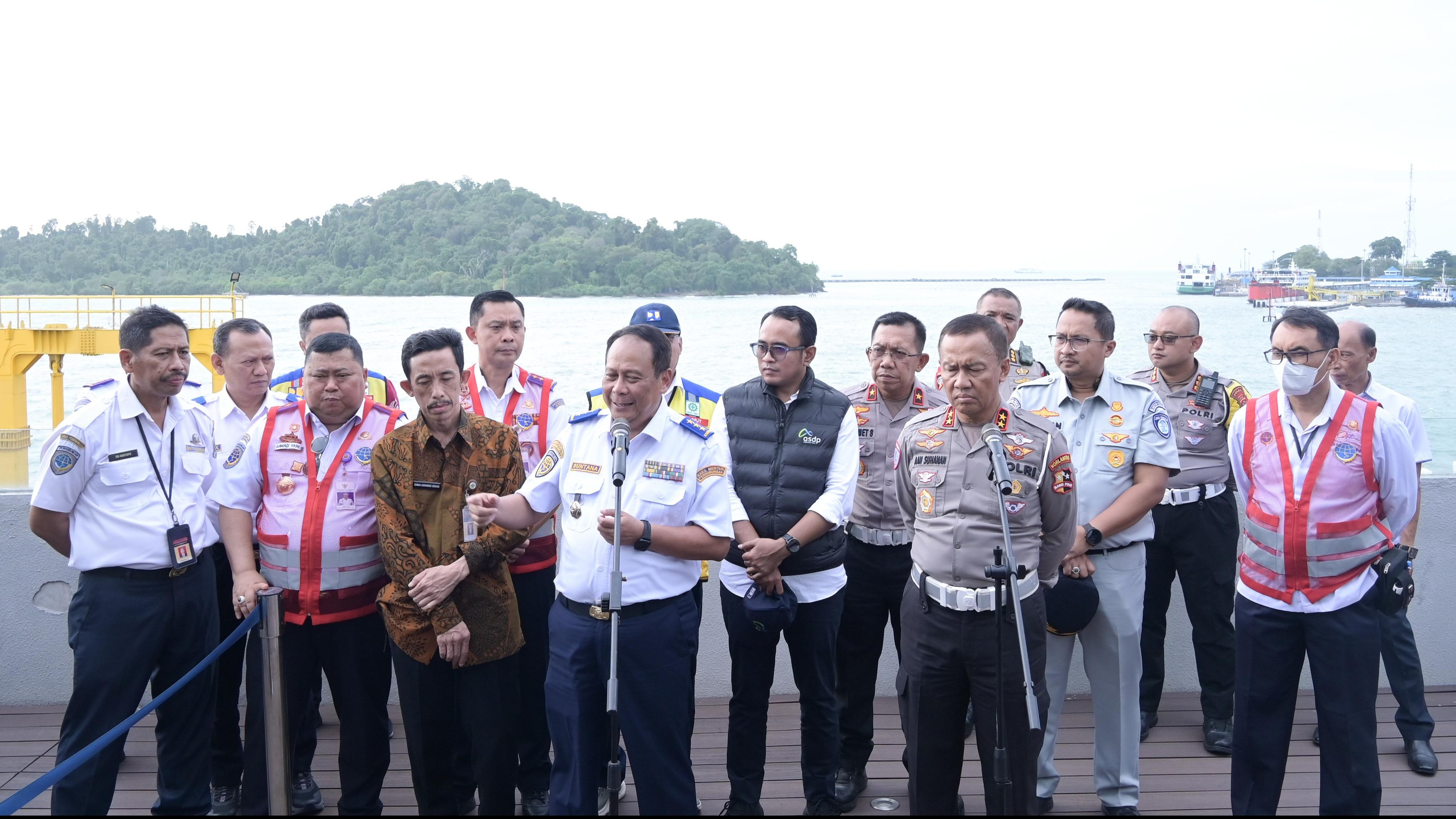 Dir Kepatuhan dan Manajemen Risiko Jasa Raharja, Harwan Muldidarmawan, bersama Wamen Perhubungan Suntana, dan Kakorlantas Polri, Irjen Pol. Aan Suhanan, melaksanakan survei kesiapan Pelabuhan Merak dan Bakauheni.