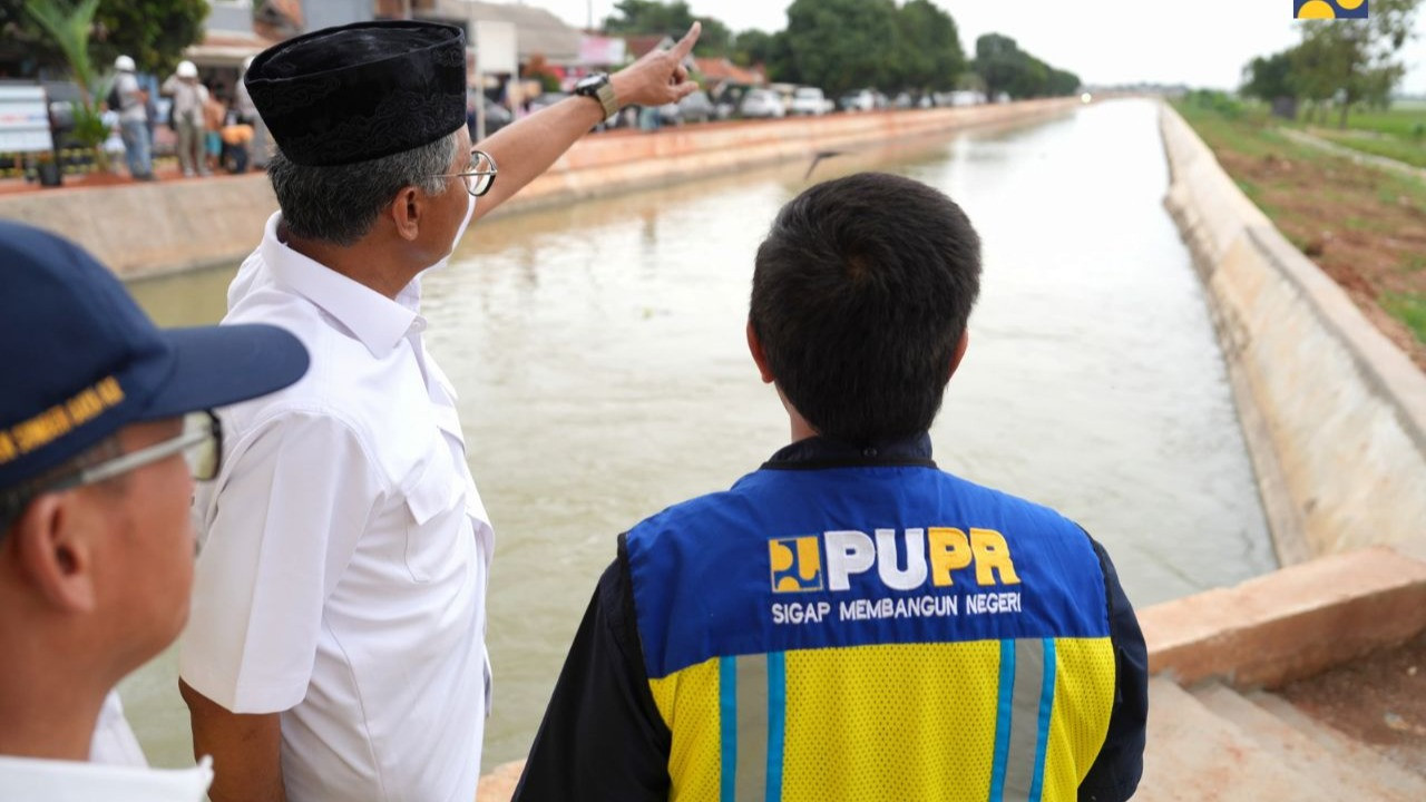 Menteri PU Dody Hanggodo didampingi Direktur Jenderal Sumber Daya Air Bob Arthur Lombogia meninjau Rehabilitasi Peningkatan dan Modernisasi Jaringan Irigasi Saluran Sekunder Jengkol, Pengkolan, Sukamandi, dan Beres