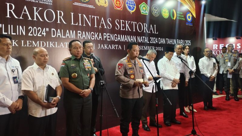 Kapolri Jenderal Listyo Sigit Prabowo usai hadiri rakor lintas sektor dalam rangka kesiapan pengamanan masa libur Natal 2024 dan Tahun Baru 2025 di Gedung Auditorium PTIK, Jakarta, Senin (16/12/2024).