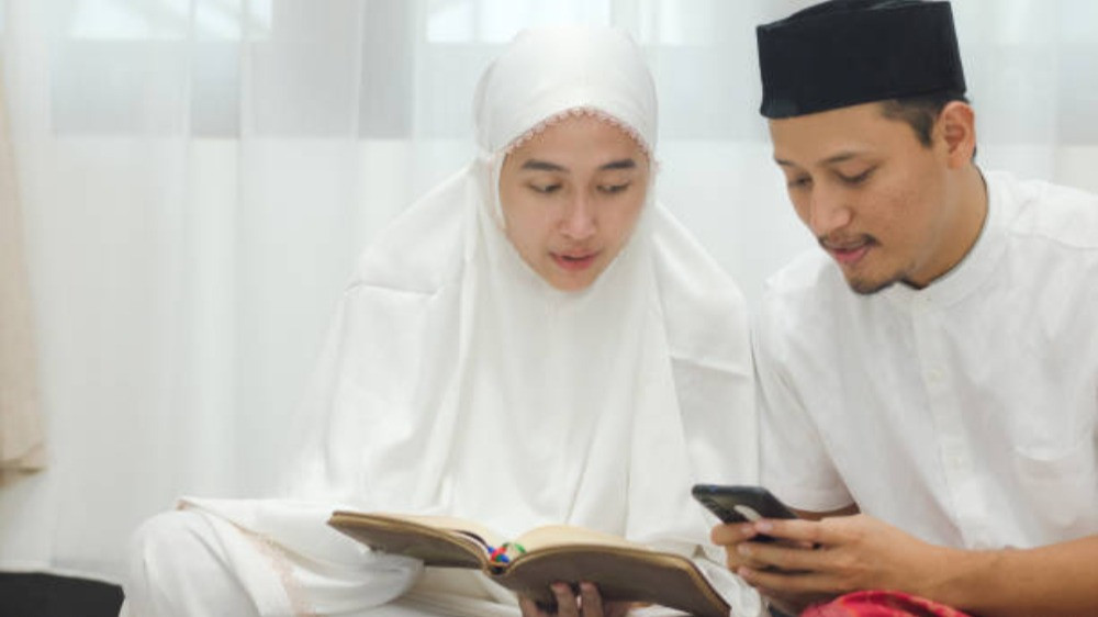 Ilustrasi suami istri mengisi amalan setelah shalat berjamaah di rumah atau masjid