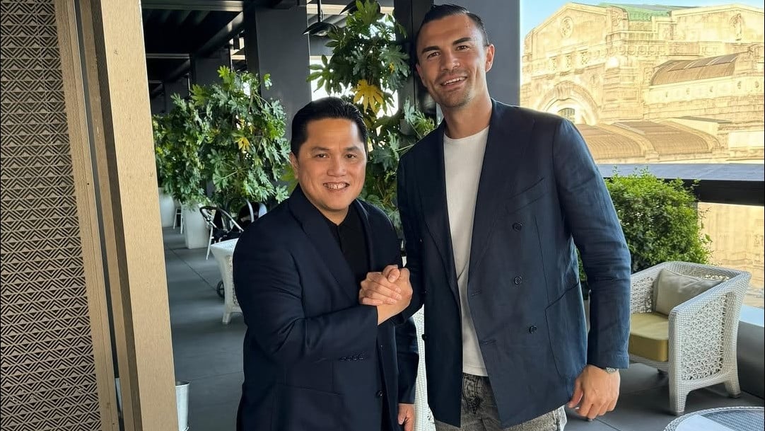 Ketua Umum PSSI Erick Thohir ketika berjumpa kiper keturunan Italia-Indonesia Emil Audero