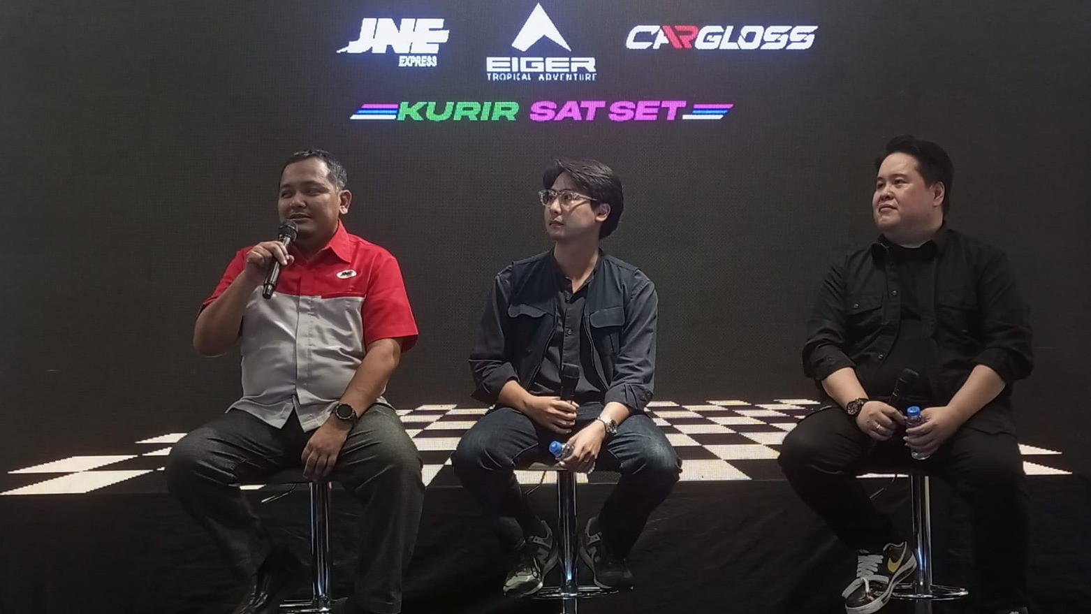 SVP Marketing Group Head JNE Eri Palgunadi (kiri), Direktur Cargloss Group Lorenz Saputra (tengah), dan  Bussines Director Eiger Tropical Adventure Jason Edward Wuysang (kanan).