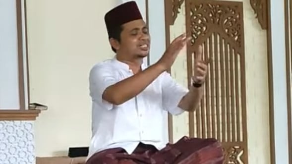 Kiai Usman Ali yang Tertawa Terbahak-bahak saat Gus Miftah Mengolok Pedagang Es Teh kok Berdoa dengan Cara Tak Biasa? Netizen Heran: Sejak Kapan...
            - galeri foto