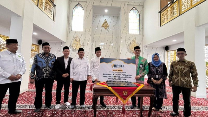 NU Care-LazisNU dan BPKH bersama Menteri Agama Nasaruddin Umar dalam serah terima pembangunan Masjid Al Munawar Kemenag