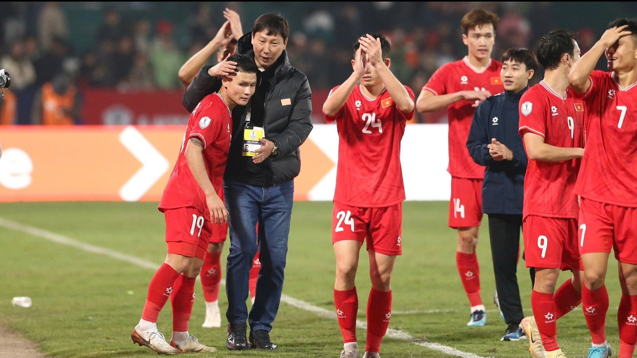 Pelatih Vietnam, Kim Sang-sik bersama para pemain Vietnam di Piala AFF 2024.