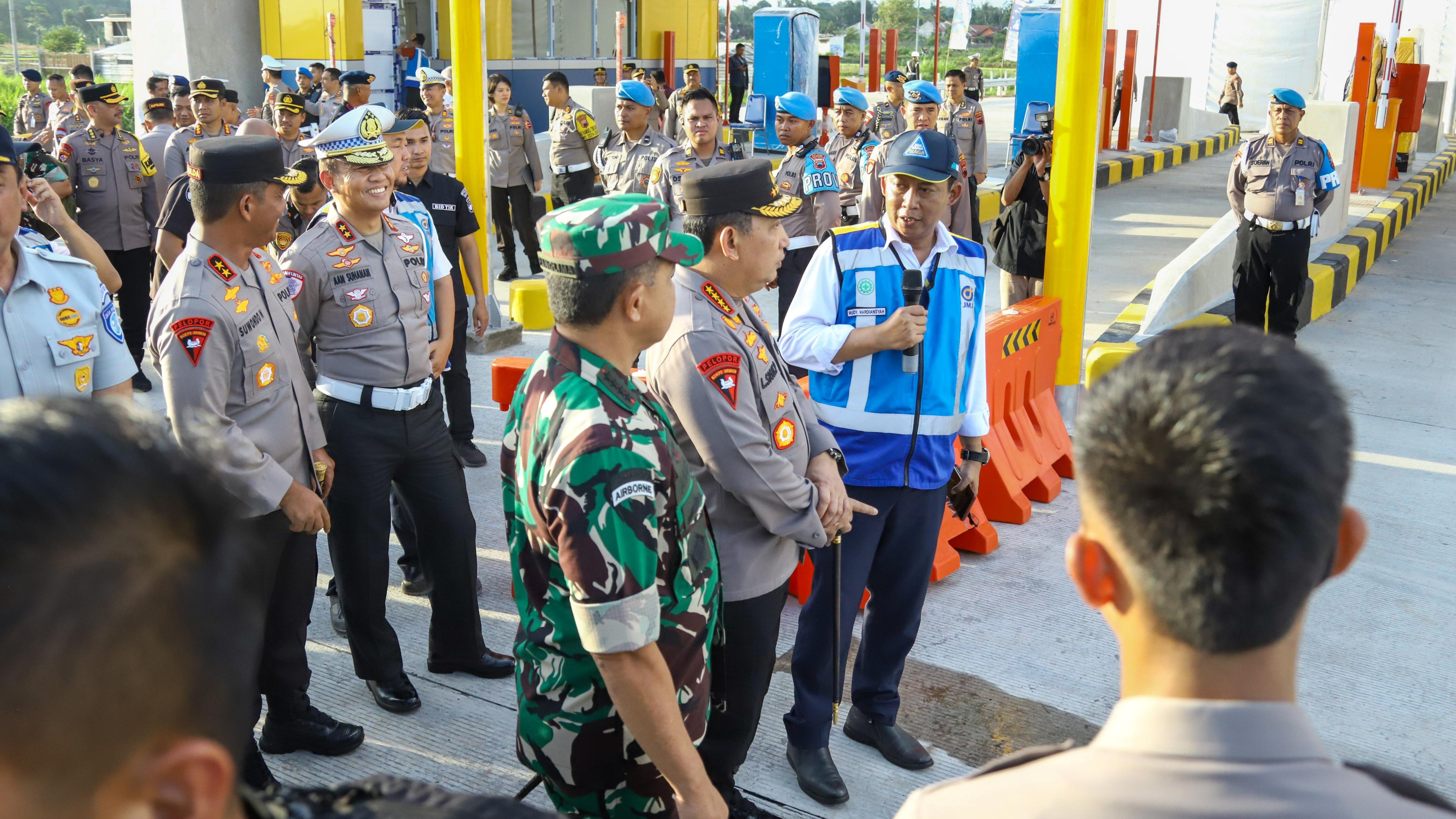 Kapolri Jenderal Pol. Listyo Sigit Prabowo dan Panglima TNI Jenderal Agus Subiyanto meninjau Gerbang Tol Prambanan, Jawa Tengah.