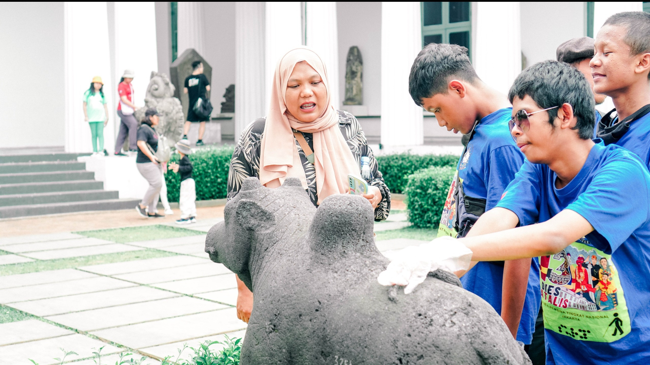 UI melalui tim pengabdian dari Departemen Arkeologi FIB UI berkolaborasi dengan Museum Nasional Indonesia untuk menyelenggarakan program pengabdian kepada masyarakat.