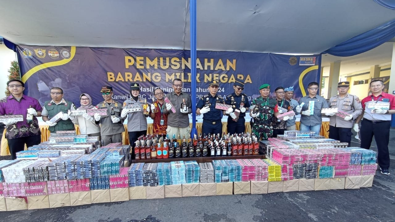 Bea Cukai Bandung bersama Bea Cukai Jawa Barat dan instansi terkait memusnahkan barang milik negara, terdiri dari rokok ilegal dan minuman beralkohol, Jumat (20/12/2024) di halaman kantor Bea Cukai Bandung.