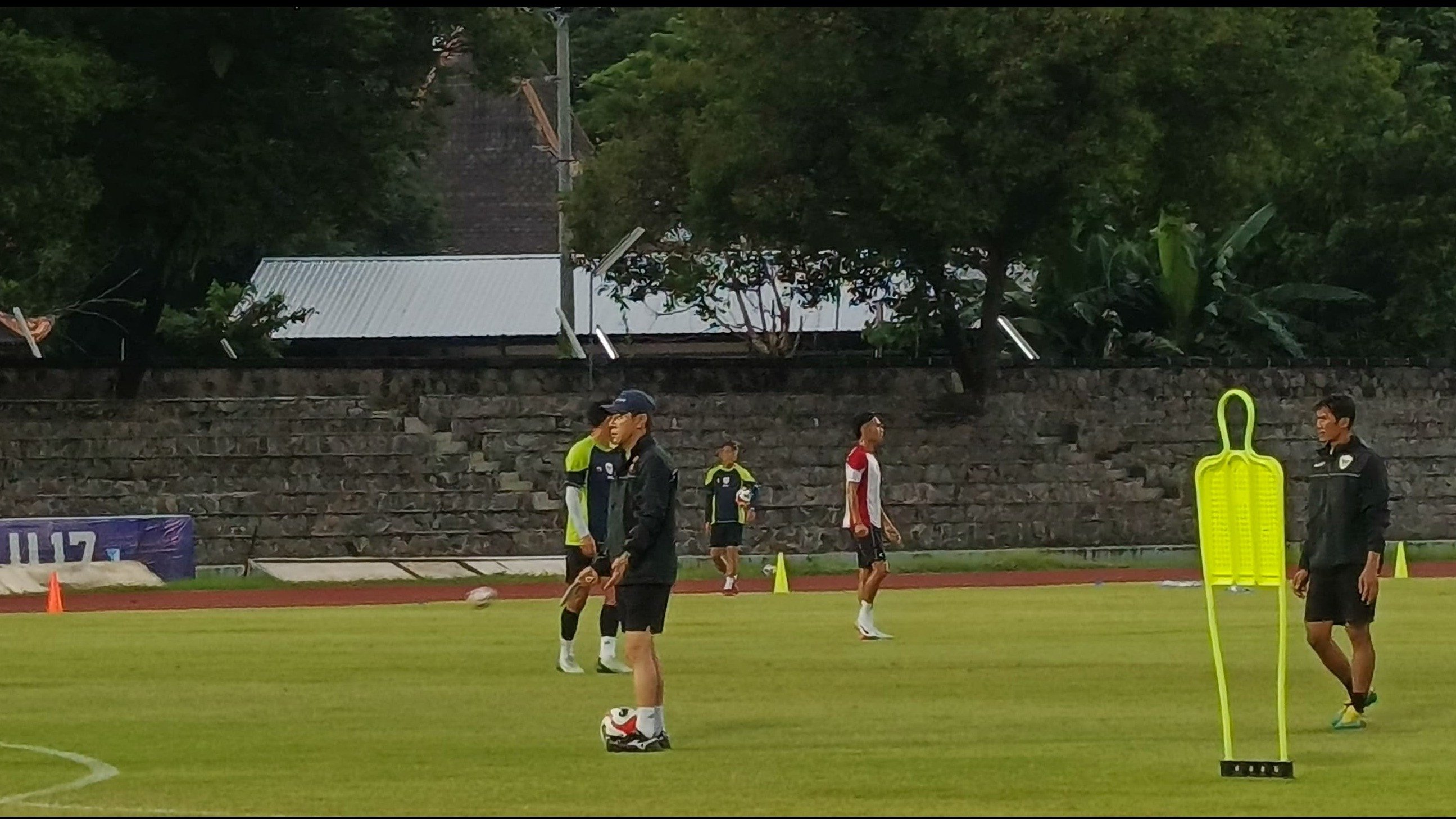 Pelatih Shin Tae-yong Memimpin Latihan Timnas Indonesia Jelang Piala AFF 2024