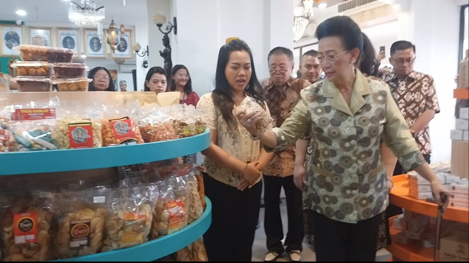 Menyambut momen libur natal dan tahun baru (Nataru) 2025, salah satu pusat oleh-oleh brand lokal di Yogyakarta beroperasi selama 24 jam penuh setiap harinya.