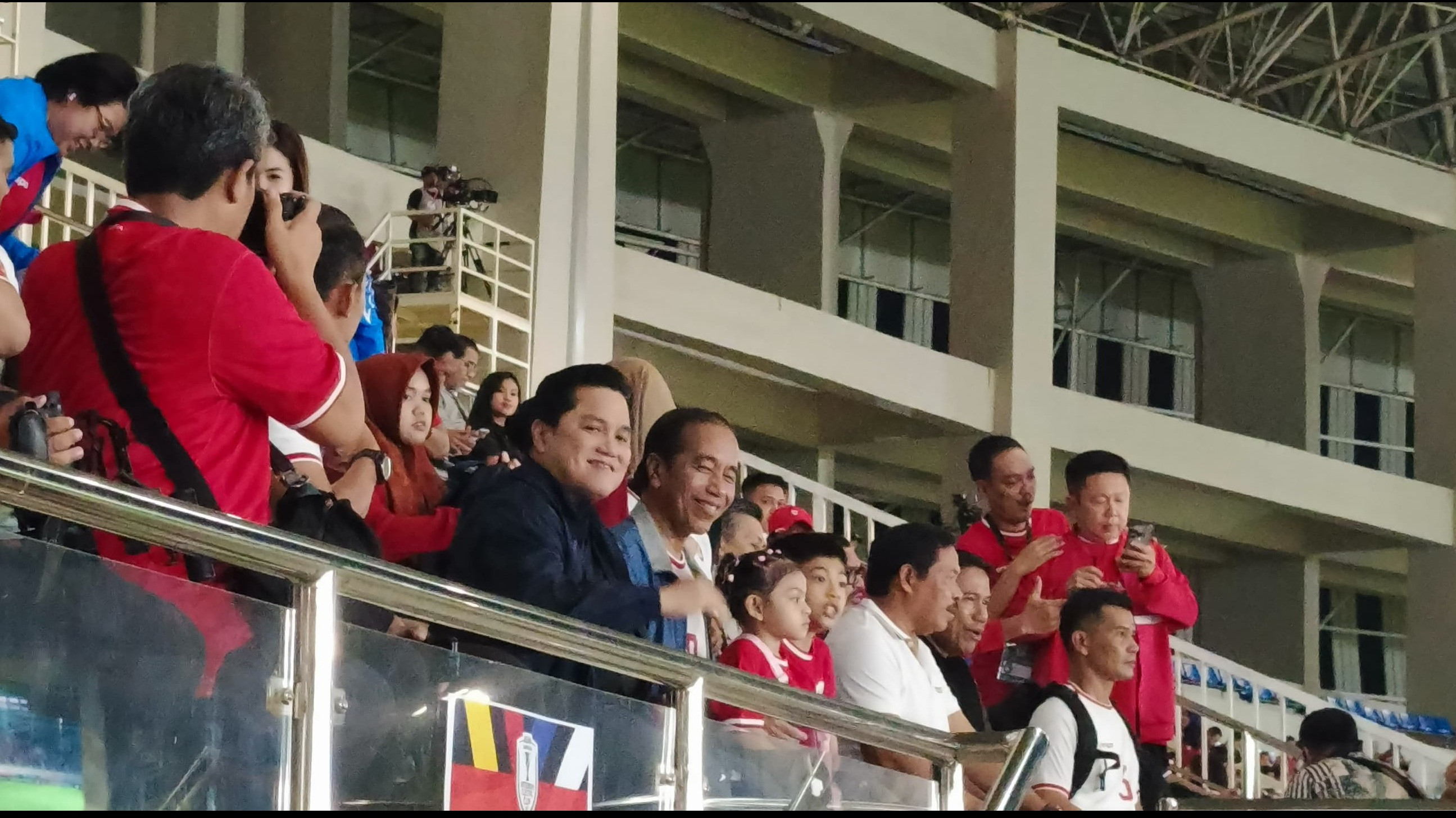 Erick Thohir dan Jokowi menyaksikan langsung laga Timnas Indonesia vs Filipina di Stadion Manahan