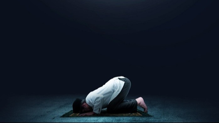 Ilustrasi sujud saat shalat Isya