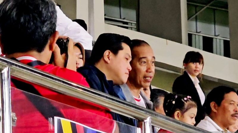 Ketua Umum PSSI, Erick Thohir dan Jokowi menyaksikan pertandingan Timnas Indonesia melawan Filipina di Stadion Manahan Solo, Jawa Tengah, Sabtu (21/12).