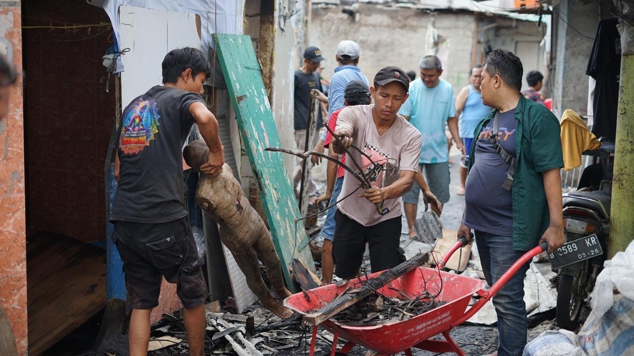 Masyarakat korban kebakaran di daerah Kebon Kosong, Kemayoran. Melakukan gotong royong membersihkan puing puing sisa kebakaran. Jakarta, Minggu (22/12/2024)