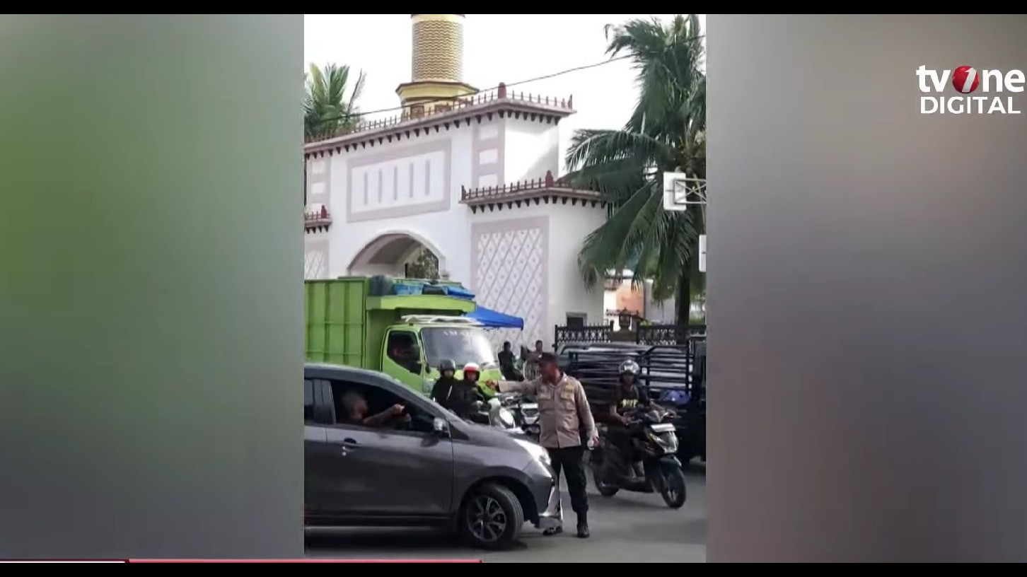 Tiga oknum polisi di Ambon Maluku ngamuk banting sopir minibus ke aspal