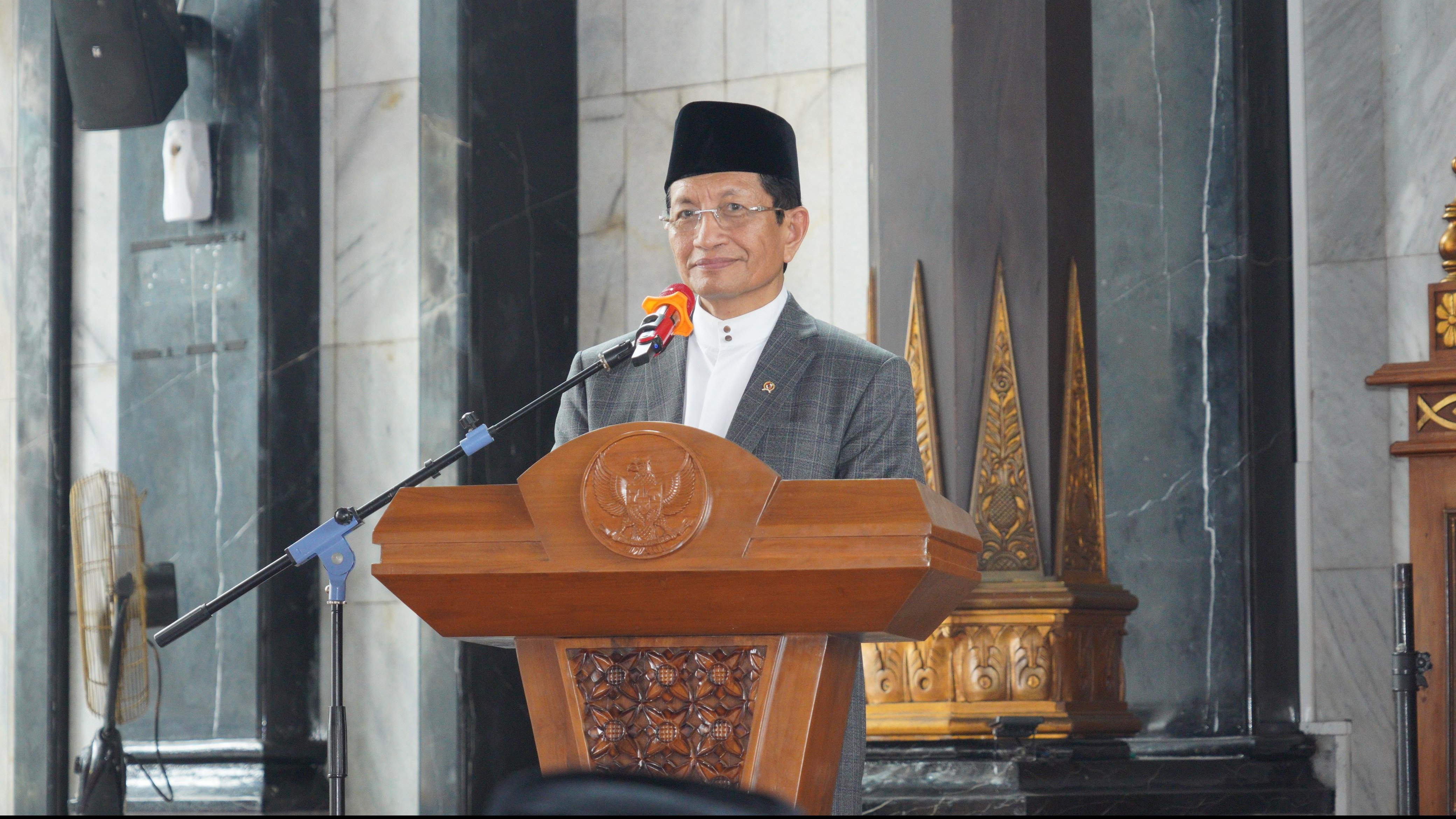 Menteri Agama (Menag) Nasaruddin Umar sampaikan kisah inspirasi Syekh Abdul Qodir Jailani di wisuda santri Madrasah Ibtidaiyah di Masjid Agung Baitul Mukminin, Jombang, Jawa Timur, Minggu (22/12/2024)