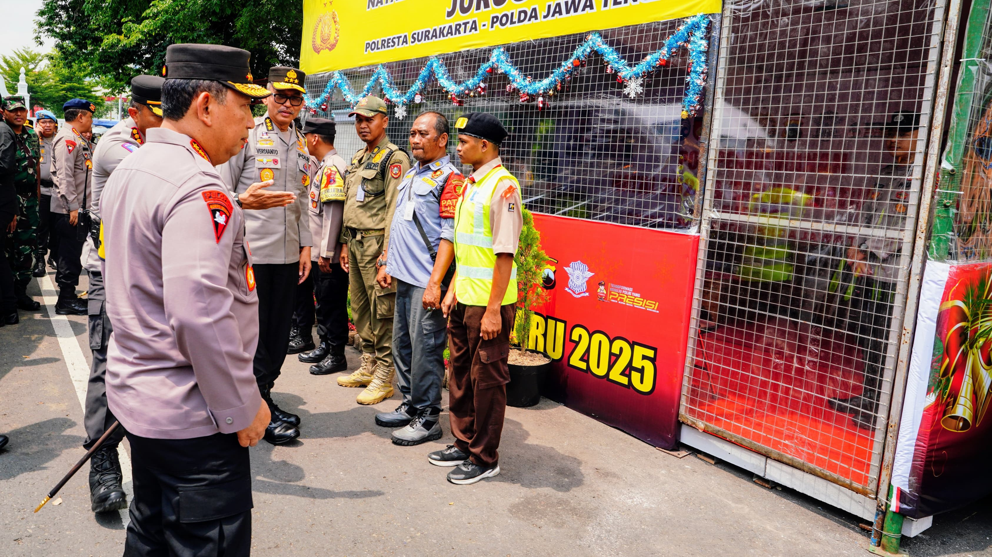 Kapolri Jenderal Pol. Listyo Sigit Prabowo meninjau Taman Safari Solo di Jawa Tengah (Jateng) dalam rangka libur Natal dan Tahun Baru 2024-2025.