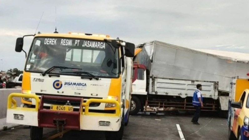 Petugas melakukan aksi cepat penanganan terhadap kecelakaan di KM 77+200 A arah Malang di Jalan Tol Pandaan-Malang.